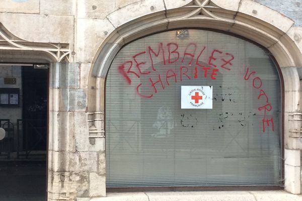 Les tags découverts sur les locaux de la Croix-Rouge à Besançon