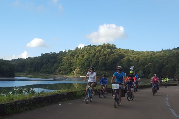 Après un périple de 1500 km, Emmanuel de Calan parcoure les derniers kilomètres vers Roscoff avec sa femme, deux de ses quatre fils et une vingtaine d'équipiers Bretons