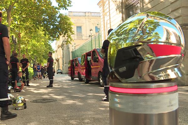 Les sapeurs-pompiers du Gard ont déposé symboliquement leur casque devant la préfecture pour dénoncer les agressions dont ils sont victimes en intervention - 24 août 2020