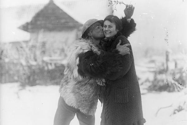 Patricia Davies, passionnée d'histoire et de généalogie, cherche à identifier cette jeune femme photographiée en décembre 1917 prés d'Hesdin dans le Pas-de-Calais