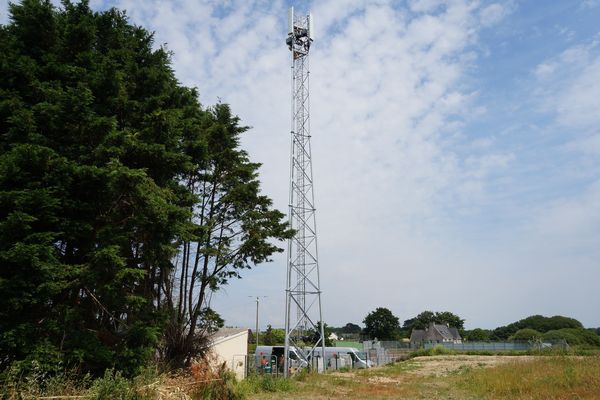 L'antenne relais de Treffiagat est en place, à coté du stade et des tennis