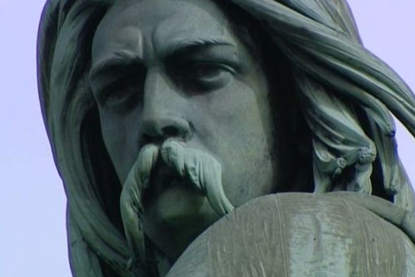 Moustaches tombantes, cheveux hirsutes et regard perçant, Vercingétorix domine la plaine d'Alésia, classée monument historique. Image France 3 Bourgogne.