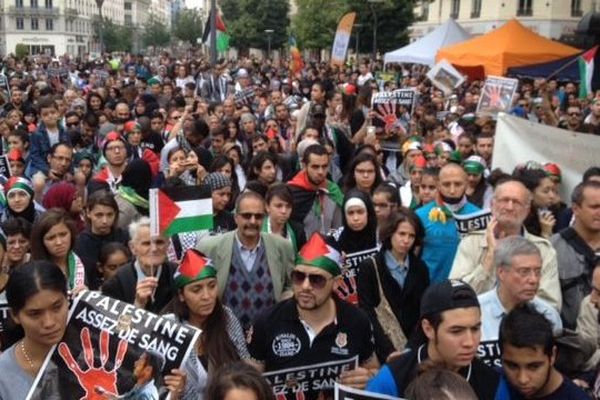 Des manifestants aux couleurs de la Palestine.