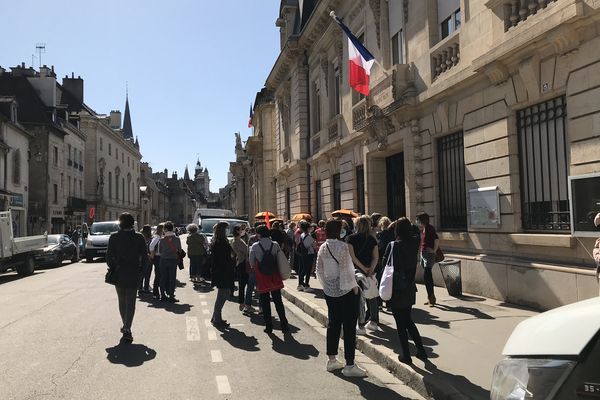 Mardi 30 mars en début d'après-midi, environ cinquante personnes se sont rassemblées devant la préfecture de la Côte-d'Or, pour la mobilisation des professionnels de la petite enfance. 