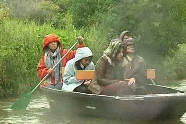 Une promenade en barque sous la pluie ! voilà le programme du printemps dans le Marais