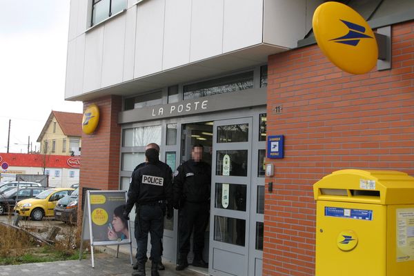 Un bureau de poste d'Évry, comme celui-ci, a été braqué vendredi 15 mars. Les enquêteurs de l'Essonne déterminent actuellement le montant exact volé.