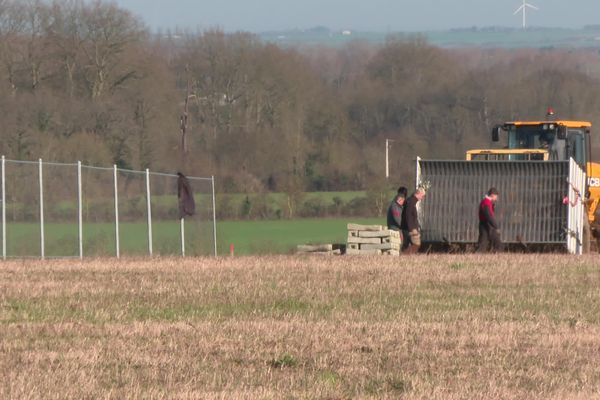 A Epannes, les barrières de sécurité sont installées avant le début imminent des travaux pour la réserve de substitution, le 14 février 2024.