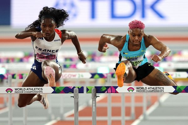 Cyréna Samba-Mayela, à gauche, décroche l'argent en finale du 60m haies