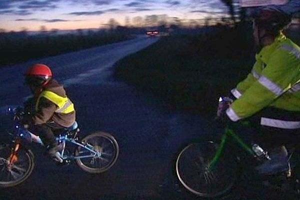 La famille se lance sur la route départementale, dans le noir