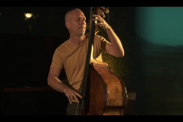 Avishaï Cohen Trio en concert à Strasbourg en 2021.