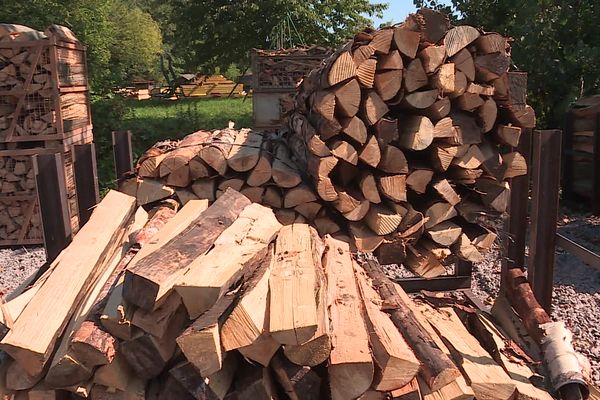 Les tronçons de bois d'un mètre coûtent moins cher que les bûches de 33 cm.