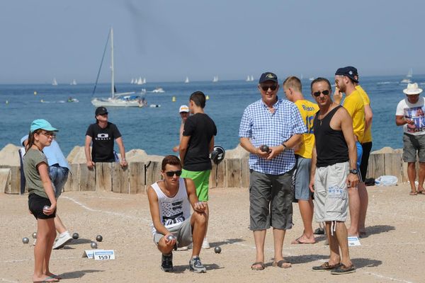 Partie de boules pendant le Mondial la Marseillaise à pétanque