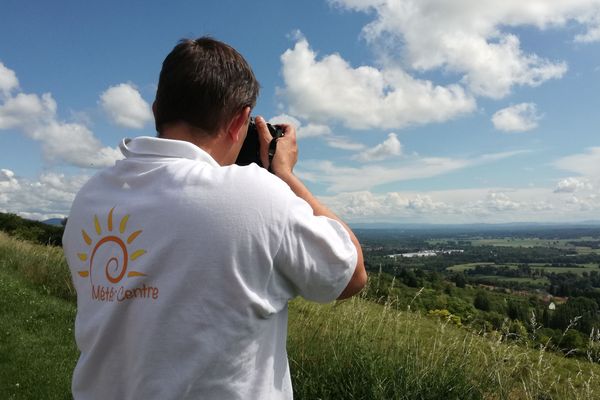 David Bournadet, photographe passionné d'orages, en repérage sur l'un de ses spots favoris, le plateau des Hurlevents sur la commune de Le Vernet dans l'Allier. 