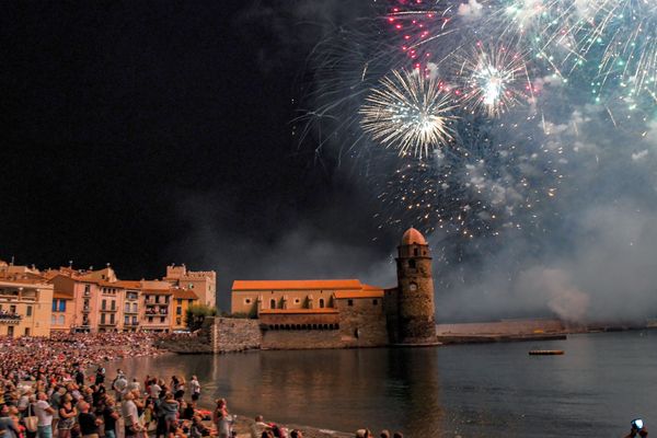 Collioure (Pyrénées-Orientales) - le traditionnel feu d'artifice de Saint-Vincent, le 16 août, avec une plage bondée et des milliers de spectateurs.