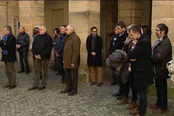 La ville de Moulins entretient une coopération avec celle de Grand Bassam dans les domaines de la santé et de l'éducation. Une minute de silence a été observée lundi 14/03 dans la cour d'honneur de l'hôtel de ville, après l'attaque djihadiste qui a frappé la cité ivoirienne.