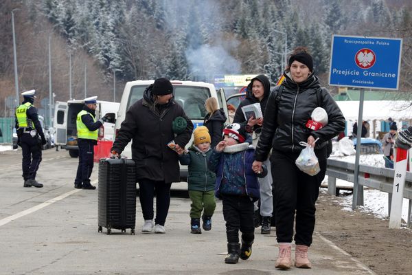 Les refugiés ukrainiens franchissent le poste frontière entre l'Ukraine et la Pologne Kroscienko-Smolnica dans le massif de Bieszczdy le 1er mars 2022.