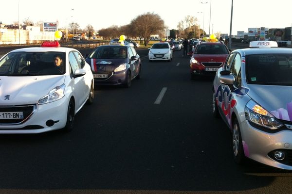 A Clermont-Ferand, 150 véhicules d'auto-écoles venus de toute la région ont mis près de 2 heures pour rejoindre la place Delille depuis Lempdes. Ils doivent y rencontrer la député Odile Saugues.