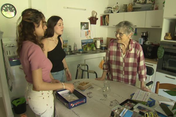 Zoé et Bertille sont en service civique et les deux jeunes femmes rendent visite à Christiane, 86 ans, qui vit seule.