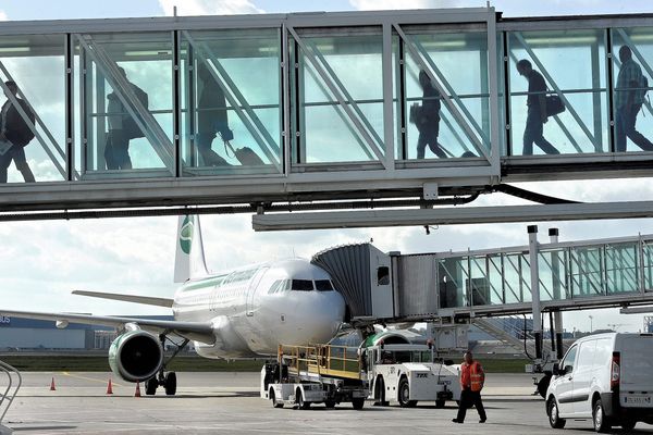 Embarquement de passagers à l'aéroport de Toulouse-Blagnac