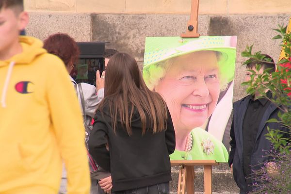 A Bayeux, un écran géant a été installé devant l'hôtel de ville pour suivre les obsèques d'Elisabeth II.