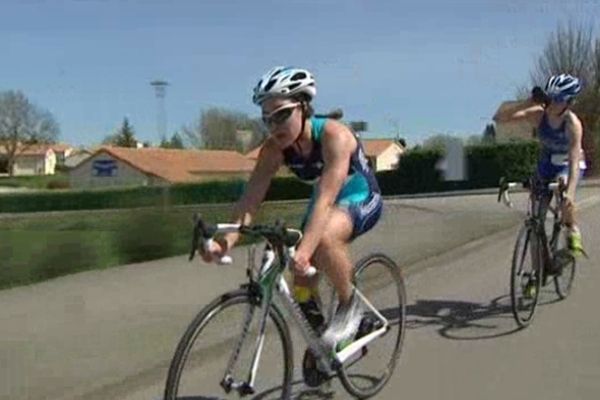 Audrey Merle du club de Parthenay au cours de l'épreuve cycliste.