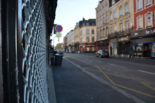 Les commerces non-essentiels doivent baisser le rideau, comme ici à Lille.