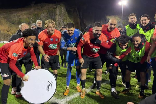 Les joueurs du club de foot d'Espaly (N3) ont célébré leur victoire, vendredi 20 décembre, face à Dijon (N), lors des 32e de finale de Coupe de France.