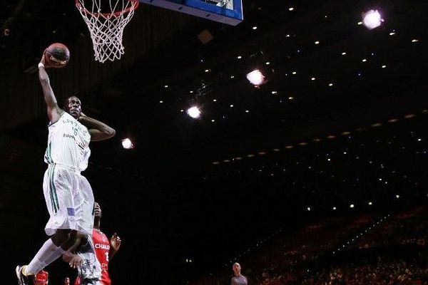 Nobel Boungou Colo avec le Csp Limoges lors du match contre Chalon au Palais des Congrès, 20 septembre 2012