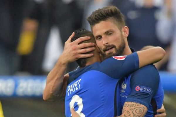 Dimitri Payet et Olivier Giroud lors du match France-Roumanie du 10 juin 2016 au Stade de France. 