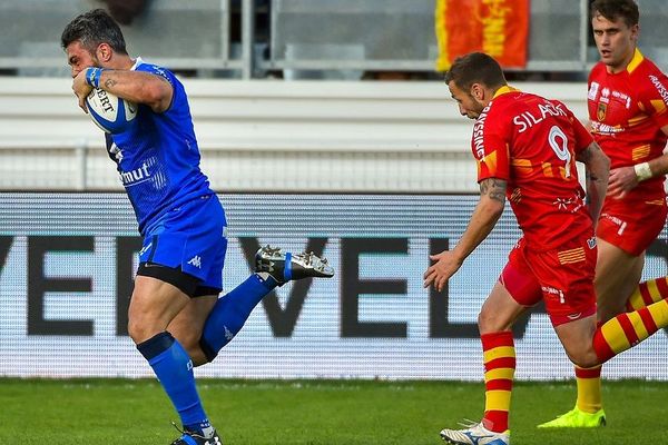  Les Castrais menaient déjà 14-0 après dix minutes de jeu, grâce notamment à un essai de leur trois-quarts centre Yann David (à gauche sur la photo).