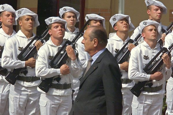 Le président Jacques Chirac passe en revue les troupes de Chasseurs Alpins à son arrivée, le 4 mai 2000 devant la mairie de Chambéry, lors d'une visite de deux jours en Savoie