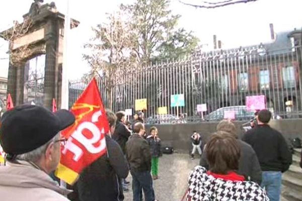 Ils étaient quelques dizaines de parents d'élèves à manifester devant les grilles du rectorat à Clermont-Ferrand mercredi matin pour un meilleur accueil des élèves handicapés à l'école grâce notamment à plus de moyens.