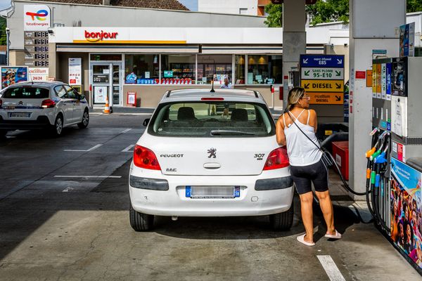 Les prix du carburant augmentent toujours à la pompe. Voici dix conseils pour faire des économies.