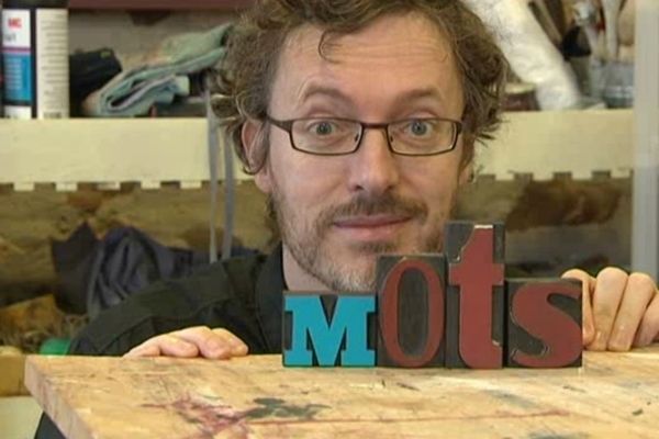 Matthieu Bellinghen est allée rencontrée l'artiste plasticienne Géraldine Omarini dans son atelier. Elle travaille sur la typographie.