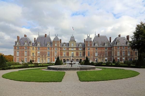 En Seine-Maritime, à Eu, le château connaîtra ce MERCREDI un ciel nuageux en matinée avant l'arrivée des éclaircies.