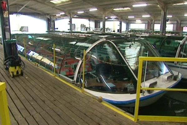 Les navettes de la compagnie Batorama restent dans leur hangar.