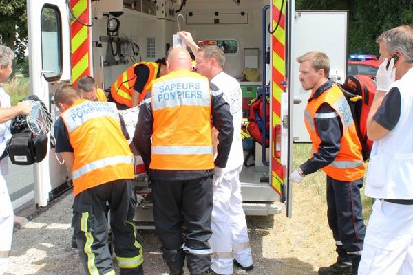 Les pompiers du Sdis 17 en pleine intervention sur un accident de la route (photo d'illustration)