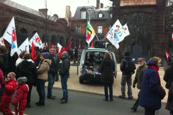 Mardi matin, les enseignants en grève se sont retrouvés devant le rectorat à Clermont-Ferrand