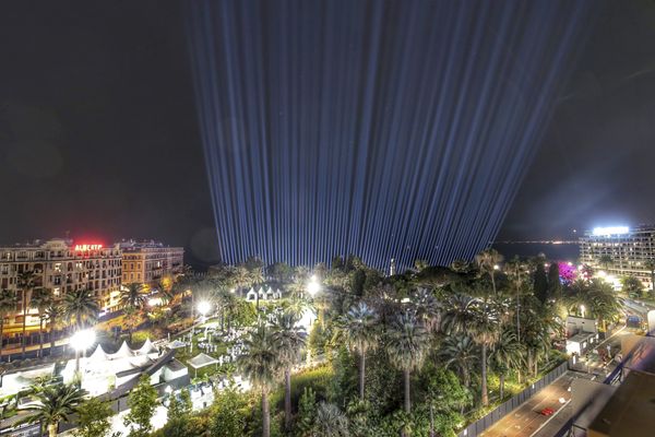 Les faisceaux lumineux éclairent Nice lors de la cérémonie d'hommage aux victimes de l'attentat du 14 juillet (archives).