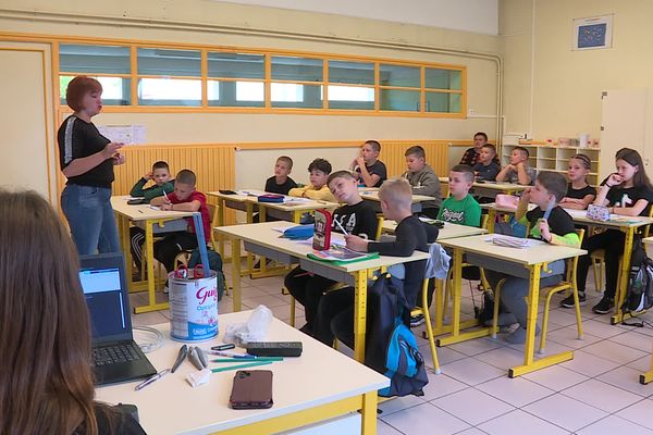 La ville de Tomblaine et l'association humanitaire Europe Prykhystok permettent à dix-sept enfants d'une classe de Lozova dans l'est de l'Ukraine d'être scolarisés en France pendant cinq semaines.