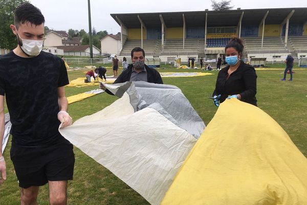 Quatre toiles de montgolfière transformées en surblouse