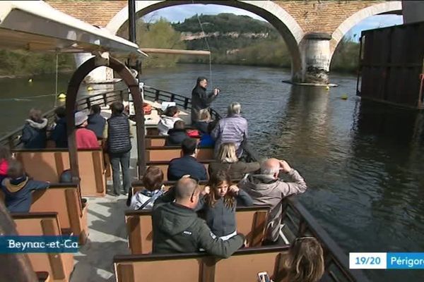 Les touristes en gabarre découvrent le chantier de Beynac sous un angle inhabituel