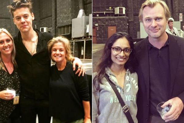 Fin de tournage aux studios Warner pour "Dunkirk" : Harry Styles (à gauche) prend la pose avec les costumières, Christopher Nolan (à droite) avec une assistante de production. 