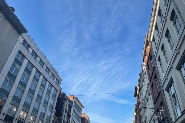 Couleur bleu azur dans le ciel lillois