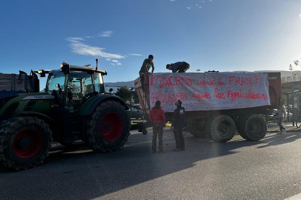 Des tracteurs bloquent les accès aux centrales d'achat en Haute-Savoie - 25 novembre 2024