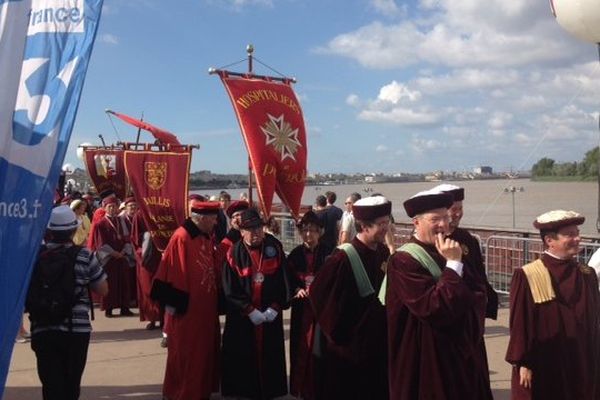 Une parade colorée le long des quais de Bordeaux, le 26 juin 2014