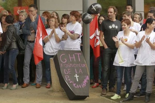 Les personnels grévistes du centre hospitalier spécialisé d'Auxerre devant l’établissement où se tient un conseil de surveillance, vendredi 27 mai 2016. 