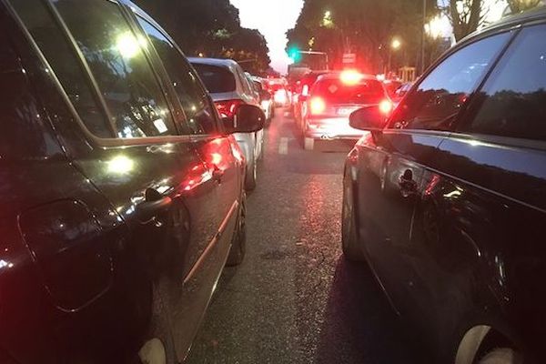 Les forains de la plaine ont bloqué le rond-point du prado jusque tard dans la soirée.