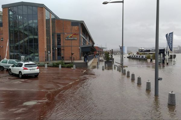 A Rouen, du fait des précipitations et des forts coefficients de marée, la Seine est sortie de son lit et a inondé les quai. 