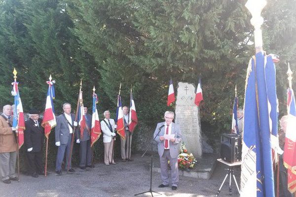 La cérémonie s'est déroulée devant la stèle du Mas-du-Puy